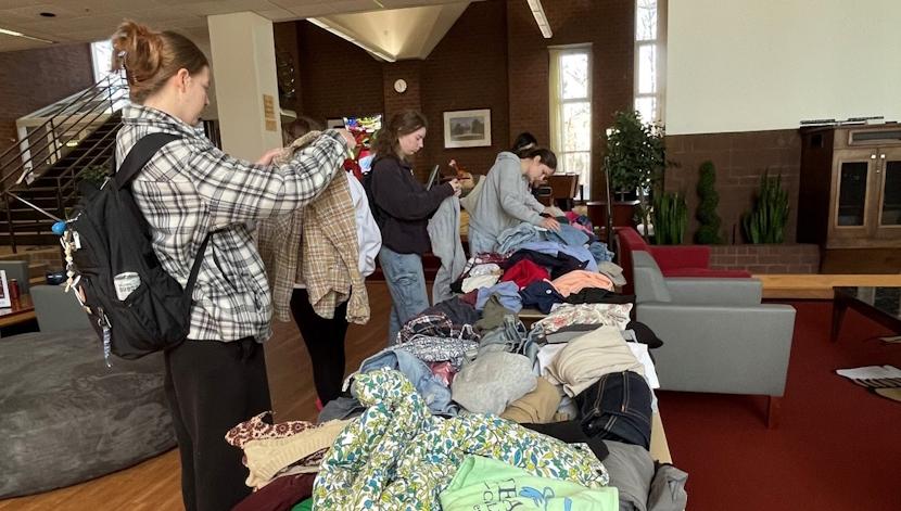 Students browsing during a Sammy Stash Event