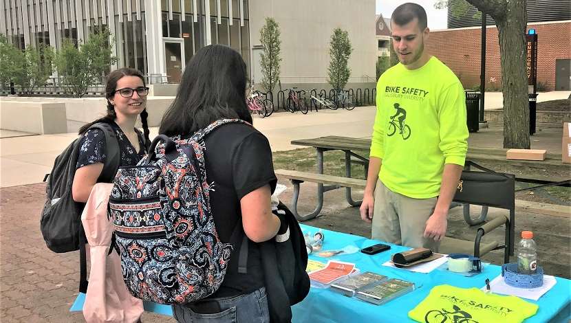Students inform other students about "SU Bike Day" and its purpose
