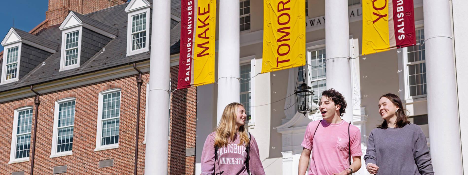 students in front of Holloway Hall