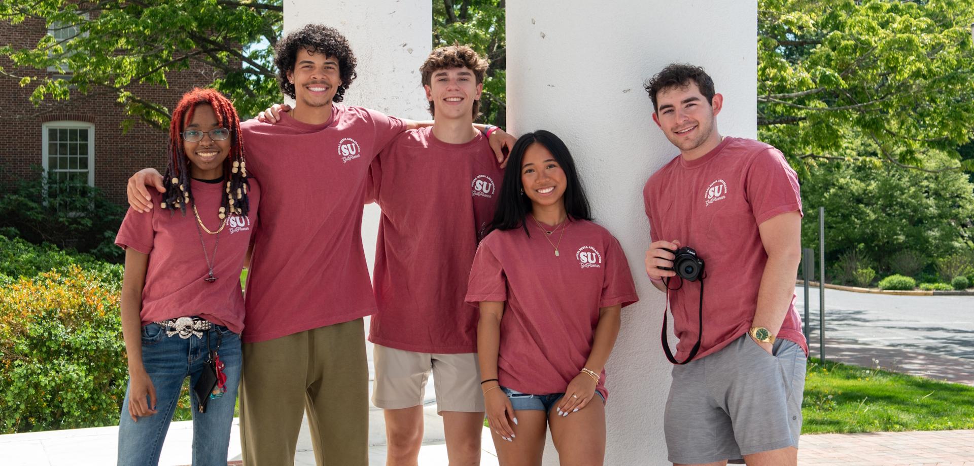 students in front of Holloway Hall