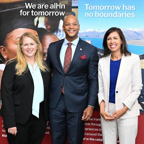 Su President with Governor and Secretary