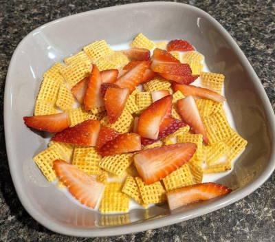 Breakfast, strawberries and chex