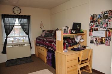 Choptank Hall Double Room - bed/desk next to window