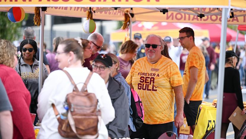 Crowd photo of Alumni Flock Party