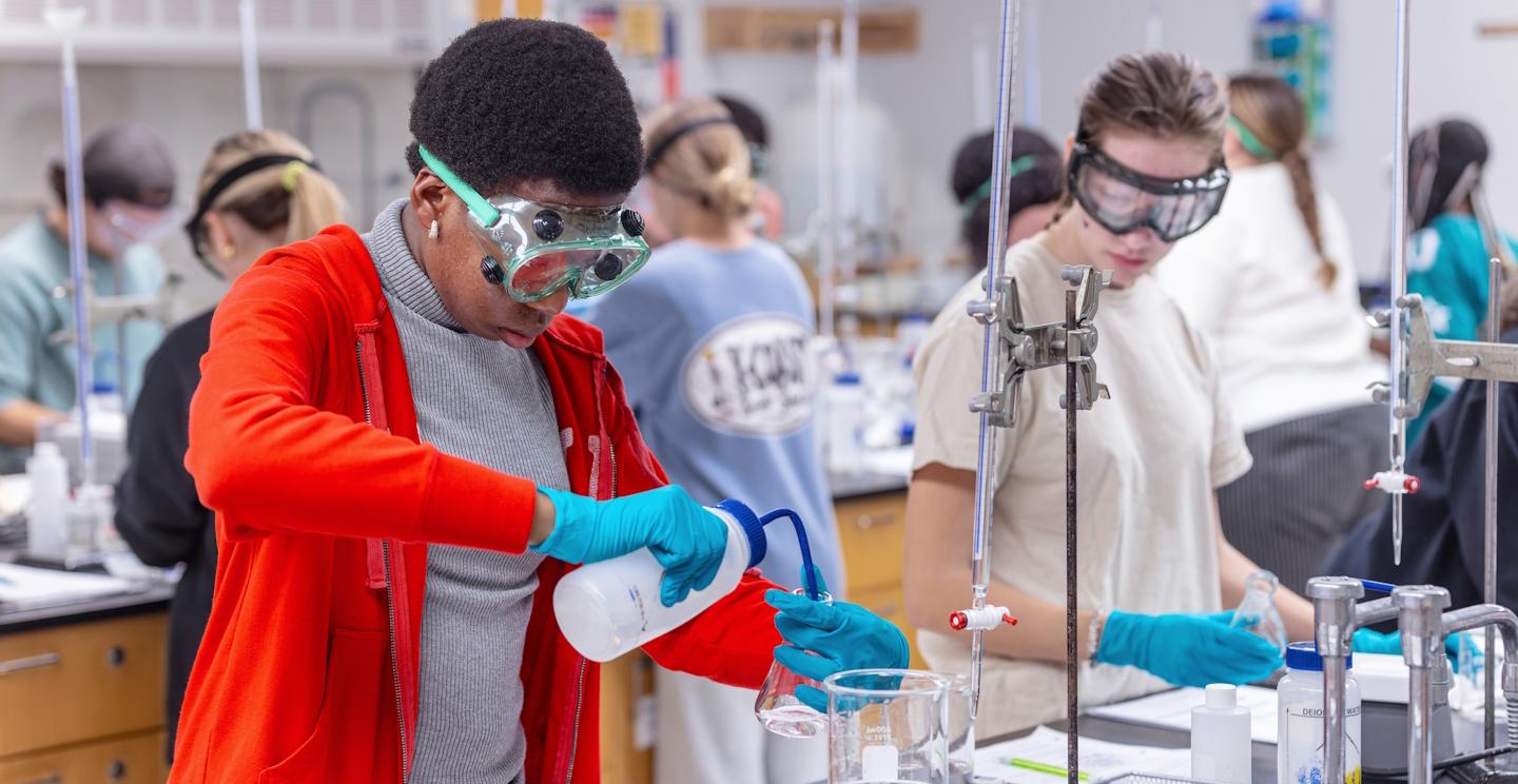Biochemistry and Molecular Biology Majors working in a lab