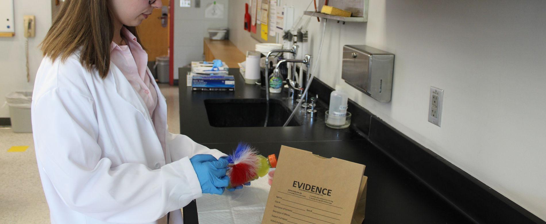 ������ý��� Forensic Science major in chemistry lab