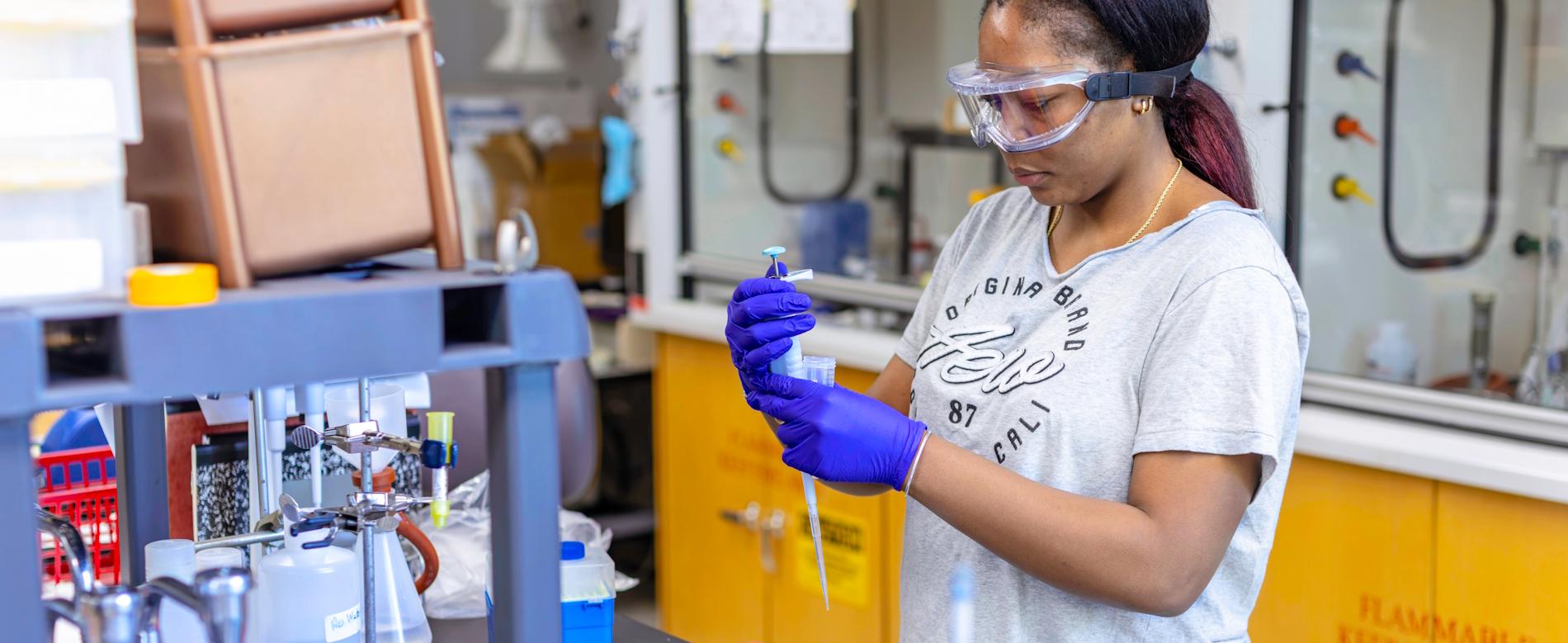 SU Forensic Science major in chemistry lab