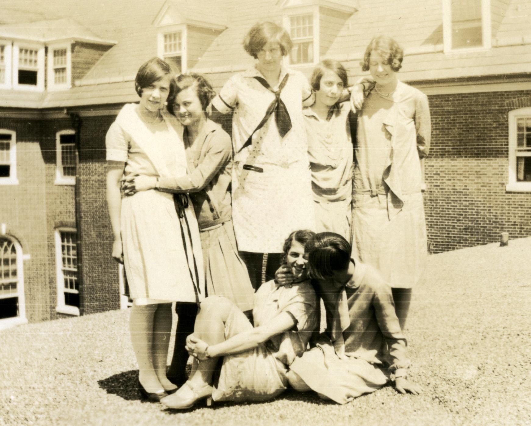 Group photo fo students on roof of SU building.